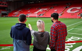 特朗普获国际足联首届和平奖，美国队实力最强，称梅西与C罗相当，展现其对足球的热爱与支持。