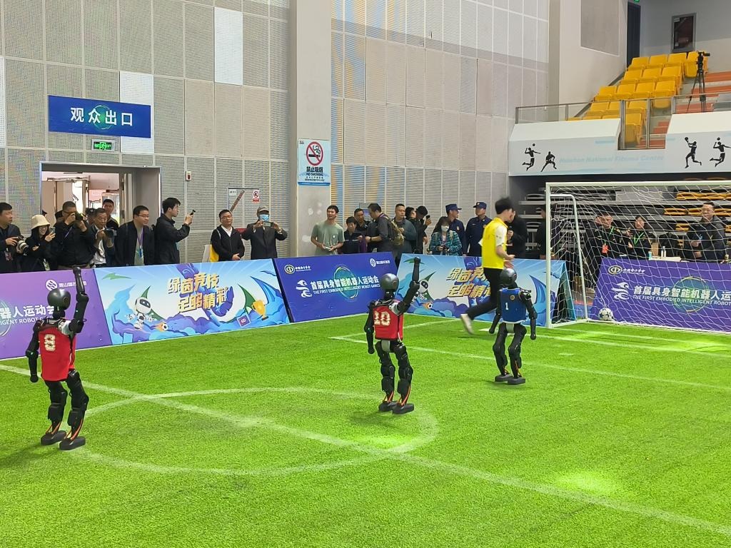 巴萨球迷抗议拉波尔塔：还我梅西！